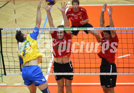 AVL. Volleyball. Volley League Men. SK Posojilnica Aich Dob gegen VBK Woerthersee Loewen Klagenfurt.  Michal Petras (Aich Dob), Malte Niklas Neubert, Simon Baldauf (Klagenfurt). Bleiburg, am 11.10.2017.
Foto: Kuess
---
pressefotos, pressefotografie, kuess, qs, qspictures, sport, bild, bilder, bilddatenbank