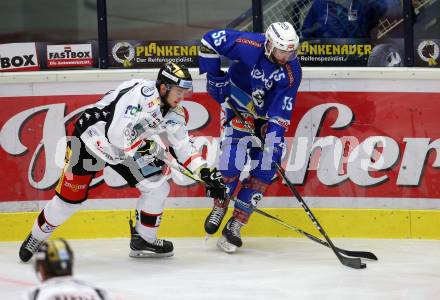 EBEL. Eishockey Bundesliga. EC VSV gegen HC Orli Znojmo. Andrew Sarauer, (VSV), Jan Pohl (Znojmo). Villach, am 12.10.2017.
Foto: Kuess 


---
pressefotos, pressefotografie, kuess, qs, qspictures, sport, bild, bilder, bilddatenbank