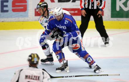 EBEL. Eishockey Bundesliga. EC VSV gegen HC Orli Znojmo. Benjamin Petrik, (VSV), Jakub Stehlik (Znojmo). Villach, am 12.10.2017.
Foto: Kuess 


---
pressefotos, pressefotografie, kuess, qs, qspictures, sport, bild, bilder, bilddatenbank
