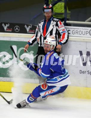 EBEL. Eishockey Bundesliga. EC VSV gegen HC Orli Znojmo. Kyle Beach,  (VSV), Schiedsrichter. Villach, am 12.10.2017.
Foto: Kuess 


---
pressefotos, pressefotografie, kuess, qs, qspictures, sport, bild, bilder, bilddatenbank