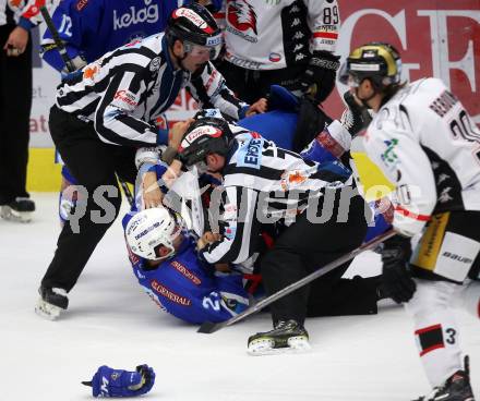 EBEL. Eishockey Bundesliga. EC VSV gegen HC Orli Znojmo. Benjamin Petrik, (VSV), Patrik Novak (Znojmo), Schiedsrichter. Villach, am 12.10.2017.
Foto: Kuess 


---
pressefotos, pressefotografie, kuess, qs, qspictures, sport, bild, bilder, bilddatenbank