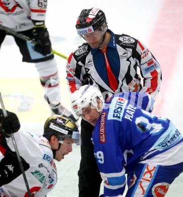 EBEL. Eishockey Bundesliga. EC VSV gegen HC Orli Znojmo. Schiedsrichter, Patrick Platzer,  (VSV), Tomas Plihal (Znojmo). Villach, am 12.10.2017.
Foto: Kuess 


---
pressefotos, pressefotografie, kuess, qs, qspictures, sport, bild, bilder, bilddatenbank
