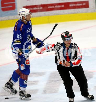 EBEL. Eishockey Bundesliga. EC VSV gegen HC Orli Znojmo. Miha Stebih,  (VSV), Schiedsrichter. Villach, am 12.10.2017.
Foto: Kuess 


---
pressefotos, pressefotografie, kuess, qs, qspictures, sport, bild, bilder, bilddatenbank
