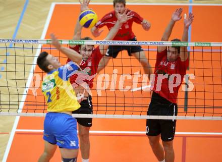 AVL. Volleyball. Volley League Men. SK Posojilnica Aich Dob gegen VBK Woerthersee Loewen Klagenfurt. Michal Petras (Aich Dob), Malte Niklas Neubert, Simon Baldauf  (Klagenfurt). Bleiburg, am 11.10.2017.
Foto: Kuess
---
pressefotos, pressefotografie, kuess, qs, qspictures, sport, bild, bilder, bilddatenbank