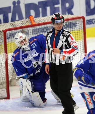 EBEL. Eishockey Bundesliga. EC VSV gegen HC Orli Znojmo. David Kickert, (VSV), Schiedsrichter. Villach, am 12.10.2017.
Foto: Kuess 


---
pressefotos, pressefotografie, kuess, qs, qspictures, sport, bild, bilder, bilddatenbank