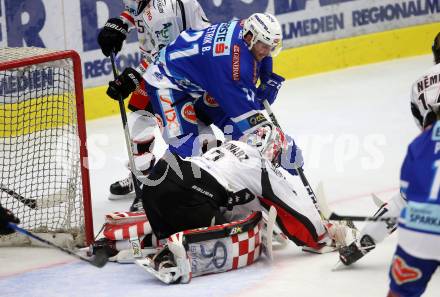 EBEL. Eishockey Bundesliga. EC VSV gegen HC Orli Znojmo. Benjamin Petrik, (VSV), Marek Schwarz (Znojmo). Villach, am 12.10.2017.
Foto: Kuess 


---
pressefotos, pressefotografie, kuess, qs, qspictures, sport, bild, bilder, bilddatenbank