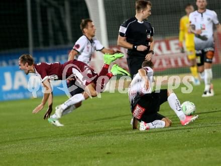 Fussball Tipico Bundesliga. RZ Pellets WAC gegen SV Mattersburg. Bernd Gschweidl,  (WAC), Andreas Gruber (Mattersburg). Wolfsberg, am 14.10.2017.
Foto: Kuess

---
pressefotos, pressefotografie, kuess, qs, qspictures, sport, bild, bilder, bilddatenbank