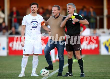 Fussball Kaerntner Liga. SAK gegen Maria Saal. Darjan Aleksic,  (SAK), Klaus Mitterdorfer, Schiedsrichter Johann Schrittesser. Klagenfurt, am 13.10.2017.
Foto: Kuess
---
pressefotos, pressefotografie, kuess, qs, qspictures, sport, bild, bilder, bilddatenbank