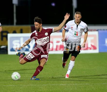 Fussball Tipico Bundesliga. RZ Pellets WAC gegen SV Mattersburg. Bernd Gschweidl,  (WAC), Velasco Farinas Alejandro (Mattersburg). Wolfsberg, am 14.10.2017.
Foto: Kuess

---
pressefotos, pressefotografie, kuess, qs, qspictures, sport, bild, bilder, bilddatenbank