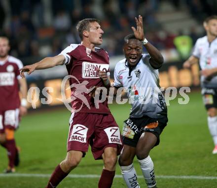 Fussball Tipico Bundesliga. RZ Pellets WAC gegen SV Mattersburg. Issiaka Ouedraogo, (WAC), Alois Hoeller  (Mattersburg). Wolfsberg, am 14.10.2017.
Foto: Kuess

---
pressefotos, pressefotografie, kuess, qs, qspictures, sport, bild, bilder, bilddatenbank