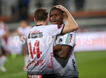 Fussball Tipico Bundesliga. RZ Pellets WAC gegen SV Mattersburg. Torjubel Issiaka Ouedraogo, Florian Flecker (WAC). Wolfsberg, am 14.10.2017.
Foto: Kuess

---
pressefotos, pressefotografie, kuess, qs, qspictures, sport, bild, bilder, bilddatenbank