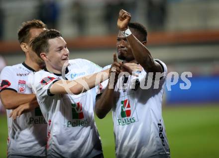 Fussball Tipico Bundesliga. RZ Pellets WAC gegen SV Mattersburg. Torjubel Issiaka Ouedraogo, Florian Flecker (WAC). Wolfsberg, am 14.10.2017.
Foto: Kuess

---
pressefotos, pressefotografie, kuess, qs, qspictures, sport, bild, bilder, bilddatenbank