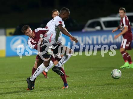 Fussball Tipico Bundesliga. RZ Pellets WAC gegen SV Mattersburg. Issiaka Ouedraogo,  (WAC), Rene Renner (Mattersburg). Wolfsberg, am 14.10.2017.
Foto: Kuess

---
pressefotos, pressefotografie, kuess, qs, qspictures, sport, bild, bilder, bilddatenbank