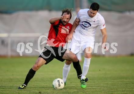 Fussball Kaerntner Liga. SAK gegen Maria Saal. Stephan Buergler,  (SAK), Roland Krenn (Maria Saal). Klagenfurt, am 13.10.2017.
Foto: Kuess
---
pressefotos, pressefotografie, kuess, qs, qspictures, sport, bild, bilder, bilddatenbank