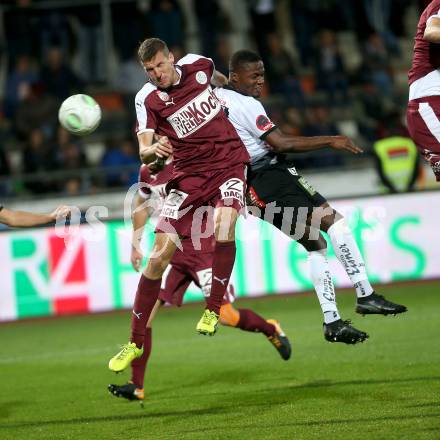 Fussball Tipico Bundesliga. RZ Pellets WAC gegen SV Mattersburg. Issiaka Ouedraogo, (WAC), Alois Hoeller  (Mattersburg). Wolfsberg, am 14.10.2017.
Foto: Kuess

---
pressefotos, pressefotografie, kuess, qs, qspictures, sport, bild, bilder, bilddatenbank