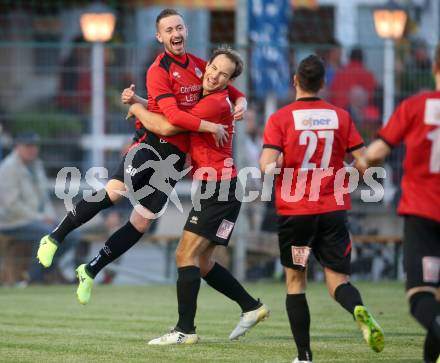 Fussball Kaerntner Liga. SAK gegen Maria Saal. Torjubel Christof Reichmann, Bernhard Walzl (Maria Saal). Klagenfurt, am 13.10.2017.
Foto: Kuess
---
pressefotos, pressefotografie, kuess, qs, qspictures, sport, bild, bilder, bilddatenbank