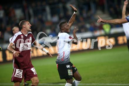 Fussball Tipico Bundesliga. RZ Pellets WAC gegen SV Mattersburg. Issiaka Ouedraogo, (WAC), Alois Hoeller  (Mattersburg). Wolfsberg, am 14.10.2017.
Foto: Kuess

---
pressefotos, pressefotografie, kuess, qs, qspictures, sport, bild, bilder, bilddatenbank