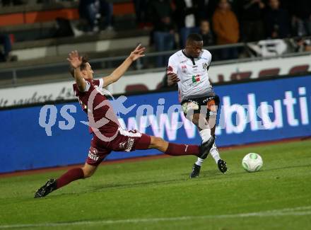 Fussball Tipico Bundesliga. RZ Pellets WAC gegen SV Mattersburg. Issiaka Ouedraogo,  (WAC), Thorsten Mahrer (Mattersburg). Wolfsberg, am 14.10.2017.
Foto: Kuess

---
pressefotos, pressefotografie, kuess, qs, qspictures, sport, bild, bilder, bilddatenbank