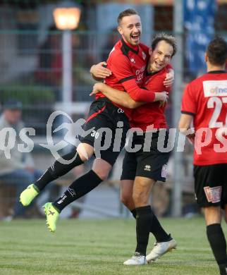 Fussball Kaerntner Liga. SAK gegen Maria Saal. Torjubel Christof Reichmann, Bernhard Walzl (Maria Saal). Klagenfurt, am 13.10.2017.
Foto: Kuess
---
pressefotos, pressefotografie, kuess, qs, qspictures, sport, bild, bilder, bilddatenbank