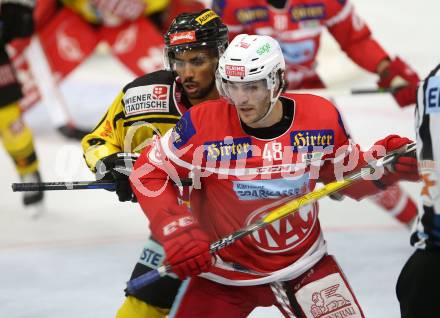 EBEL. Eishockey Bundesliga. KAC gegen 	Vienna Capitals. Jullian Talbot, (KAC), Ali Wukovits (Vienna Capitals). Klagenfurt, am 15.10.2017.
Foto: Kuess

---
pressefotos, pressefotografie, kuess, qs, qspictures, sport, bild, bilder, bilddatenbank