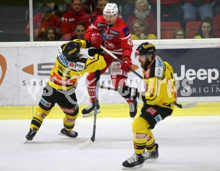 EBEL. Eishockey Bundesliga. KAC gegen 	Vienna Capitals. Marco Richter, (KAC), Taylor Vause  (Vienna Capitals). Klagenfurt, am 15.10.2017.
Foto: Kuess

---
pressefotos, pressefotografie, kuess, qs, qspictures, sport, bild, bilder, bilddatenbank