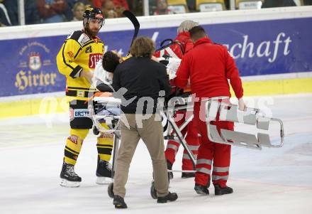 EBEL. Eishockey Bundesliga. KAC gegen 	Vienna Capitals. Andreas Noedl, Jerome Samson verletzt (Vienna Capitals). Klagenfurt, am 15.10.2017.
Foto: Kuess

---
pressefotos, pressefotografie, kuess, qs, qspictures, sport, bild, bilder, bilddatenbank