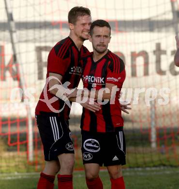 Fussball Kaerntner LIga. St. Jakob im Rosental gegen Koettmannsdorf.  Torjubel Marco Koller, Harald Ottowitz (St. Jakob). St. Jakob am 14.10.2017.
Foto: Kuess
---
pressefotos, pressefotografie, kuess, qs, qspictures, sport, bild, bilder, bilddatenbank