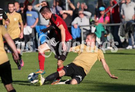 Fussball Kaerntner LIga. St. Jakob im Rosental gegen Koettmannsdorf.  Harald Ottowitz, (St. Jakob), Nico Hrstic  (Koettmannsdorf). St. Jakob am 14.10.2017.
Foto: Kuess
---
pressefotos, pressefotografie, kuess, qs, qspictures, sport, bild, bilder, bilddatenbank