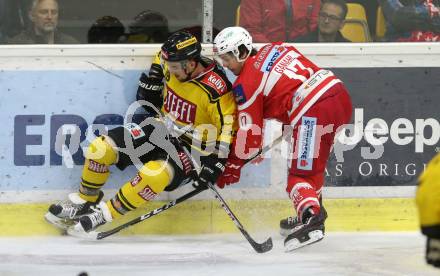 EBEL. Eishockey Bundesliga. KAC gegen 	Vienna Capitals. Manuel Ganahl, (KAC), Tyler Cuma (Vienna Capitals). Klagenfurt, am 15.10.2017.
Foto: Kuess

---
pressefotos, pressefotografie, kuess, qs, qspictures, sport, bild, bilder, bilddatenbank