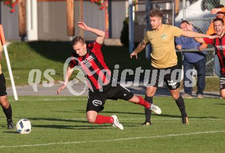 Fussball Kaerntner LIga. St. Jakob im Rosental gegen Koettmannsdorf. Thomas Ogradnig,  (St. Jakob), Michael Jakopitsch (Koettmannsdorf). St. Jakob am 14.10.2017.
Foto: Kuess
---
pressefotos, pressefotografie, kuess, qs, qspictures, sport, bild, bilder, bilddatenbank