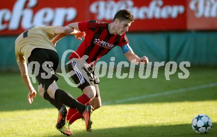 Fussball Kaerntner LIga. St. Jakob im Rosental gegen Koettmannsdorf. Manuel Alexander Schuettelkopf,  (St. Jakob), Christian Schimmel (Koettmannsdorf). St. Jakob am 14.10.2017.
Foto: Kuess
---
pressefotos, pressefotografie, kuess, qs, qspictures, sport, bild, bilder, bilddatenbank