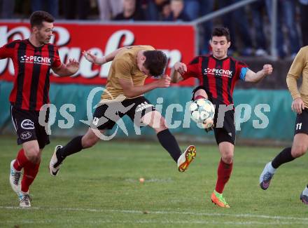 Fussball Kaerntner LIga. St. Jakob im Rosental gegen Koettmannsdorf.  Manuel Alexander Schuettelkopf,  (St. Jakob), Philipp Gatti (Koettmannsdorf). St. Jakob am 14.10.2017.
Foto: Kuess
---
pressefotos, pressefotografie, kuess, qs, qspictures, sport, bild, bilder, bilddatenbank