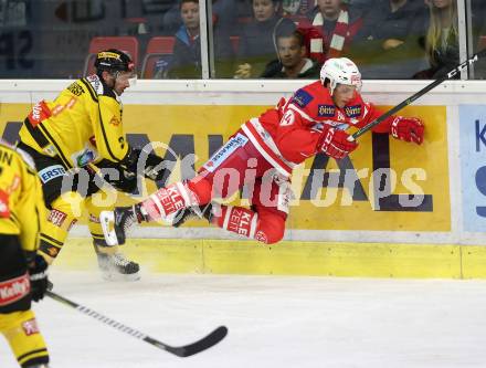 EBEL. Eishockey Bundesliga. KAC gegen 	Vienna Capitals. Ramon Schnetzer, (KAC), Aaron Brocklehurst (Vienna Capitals). Klagenfurt, am 15.10.2017.
Foto: Kuess

---
pressefotos, pressefotografie, kuess, qs, qspictures, sport, bild, bilder, bilddatenbank