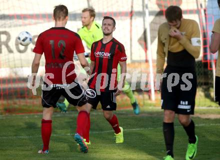 Fussball Kaerntner LIga. St. Jakob im Rosental gegen Koettmannsdorf.  Torjubel Marco Koller, Harald Ottowitz (St. Jakob). St. Jakob am 14.10.2017.
Foto: Kuess
---
pressefotos, pressefotografie, kuess, qs, qspictures, sport, bild, bilder, bilddatenbank