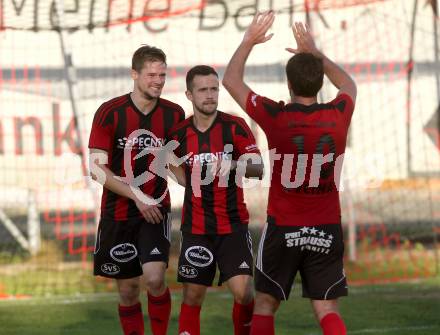 Fussball Kaerntner LIga. St. Jakob im Rosental gegen Koettmannsdorf. Torjubel Marco Koller, Harald Ottowitz, Dragan Ovcina (St. Jakob). St. Jakob am 14.10.2017.
Foto: Kuess
---
pressefotos, pressefotografie, kuess, qs, qspictures, sport, bild, bilder, bilddatenbank