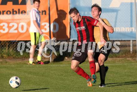 Fussball Kaerntner LIga. St. Jakob im Rosental gegen Koettmannsdorf. Harald Ottowitz, (St. Jakob), Philipp Gatti  (Koettmannsdorf). St. Jakob am 14.10.2017.
Foto: Kuess
---
pressefotos, pressefotografie, kuess, qs, qspictures, sport, bild, bilder, bilddatenbank