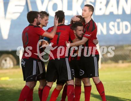Fussball Kaerntner LIga. St. Jakob im Rosental gegen Koettmannsdorf. Torjubel Marco Koller (St. Jakob). St. Jakob am 14.10.2017.
Foto: Kuess
---
pressefotos, pressefotografie, kuess, qs, qspictures, sport, bild, bilder, bilddatenbank