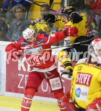 EBEL. Eishockey Bundesliga. KAC gegen 	Vienna Capitals. Matthew Neal, (KAC), Ryan Connor McKiernan (Vienna Capitals). Klagenfurt, am 15.10.2017.
Foto: Kuess

---
pressefotos, pressefotografie, kuess, qs, qspictures, sport, bild, bilder, bilddatenbank