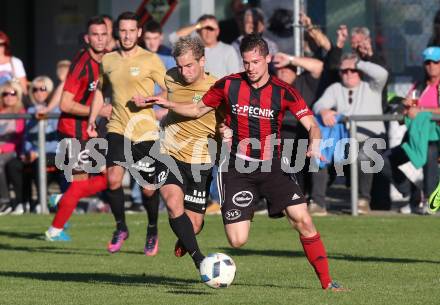 Fussball Kaerntner LIga. St. Jakob im Rosental gegen Koettmannsdorf. Harald Ottowitz,  (St. Jakob), Martin Trattnig (Koettmannsdorf). St. Jakob am 14.10.2017.
Foto: Kuess
---
pressefotos, pressefotografie, kuess, qs, qspictures, sport, bild, bilder, bilddatenbank