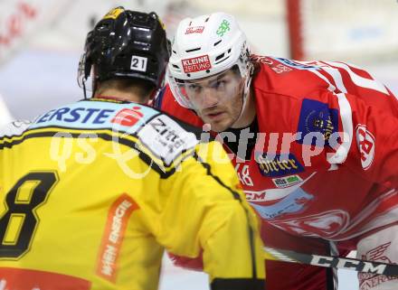 EBEL. Eishockey Bundesliga. KAC gegen 	Vienna Capitals. Jullian Talboz, (KAC), Riley Holzapfel (Vienna Capitals). Klagenfurt, am 15.10.2017.
Foto: Kuess

---
pressefotos, pressefotografie, kuess, qs, qspictures, sport, bild, bilder, bilddatenbank