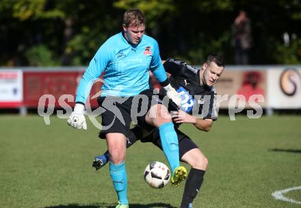 Fussball. Kaerntner Liga. KAC 1909 gegen Bleiburg. Benjamin Reichart (KAC),  Adnan Besic (Bleiburg). Klagenfurt, 14.10.2017.
Foto: Kuess
---
pressefotos, pressefotografie, kuess, qs, qspictures, sport, bild, bilder, bilddatenbank