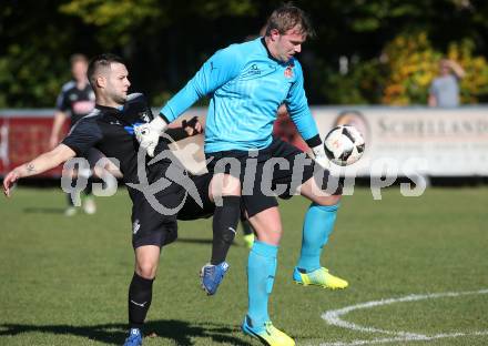 Fussball. Kaerntner Liga. KAC 1909 gegen Bleiburg. Benjamin Reichart (KAC),  Adnan Besic (Bleiburg). Klagenfurt, 14.10.2017.
Foto: Kuess
---
pressefotos, pressefotografie, kuess, qs, qspictures, sport, bild, bilder, bilddatenbank