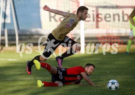 Fussball Kaerntner LIga. St. Jakob im Rosental gegen Koettmannsdorf. Marco Koller,  (St. Jakob), Christopher Sallinger (Koettmannsdorf). St. Jakob am 14.10.2017.
Foto: Kuess
---
pressefotos, pressefotografie, kuess, qs, qspictures, sport, bild, bilder, bilddatenbank