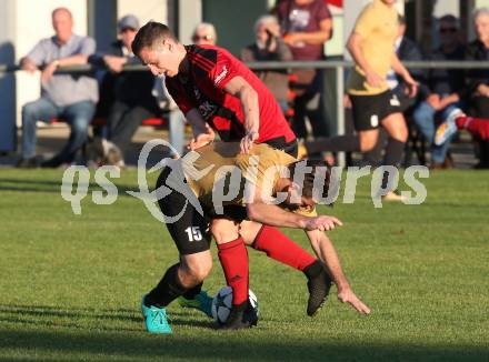 Fussball Kaerntner LIga. St. Jakob im Rosental gegen Koettmannsdorf. Alexander Stroj,  (St. Jakob), Christian Sablatnig (Koettmannsdorf). St. Jakob am 14.10.2017.
Foto: Kuess
---
pressefotos, pressefotografie, kuess, qs, qspictures, sport, bild, bilder, bilddatenbank