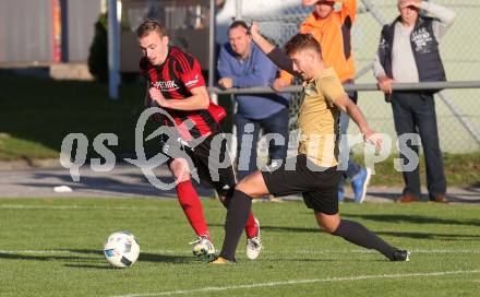 Fussball Kaerntner LIga. St. Jakob im Rosental gegen Koettmannsdorf. Thomas Ogradnig,  (St. Jakob), Michael Jakopitsch (Koettmannsdorf). St. Jakob am 14.10.2017.
Foto: Kuess
---
pressefotos, pressefotografie, kuess, qs, qspictures, sport, bild, bilder, bilddatenbank