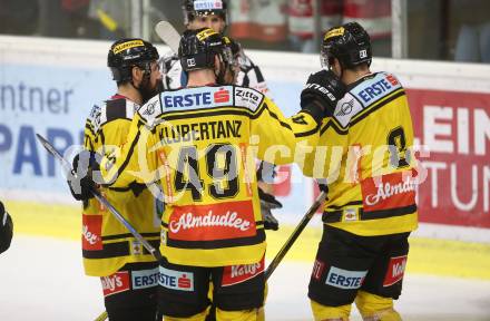 EBEL. Eishockey Bundesliga. KAC gegen 	Vienna Capitals. Torjubel Kyle Klubertanz, Riley Holzapfel (Vienna Capitals). Klagenfurt, am 15.10.2017.
Foto: Kuess

---
pressefotos, pressefotografie, kuess, qs, qspictures, sport, bild, bilder, bilddatenbank