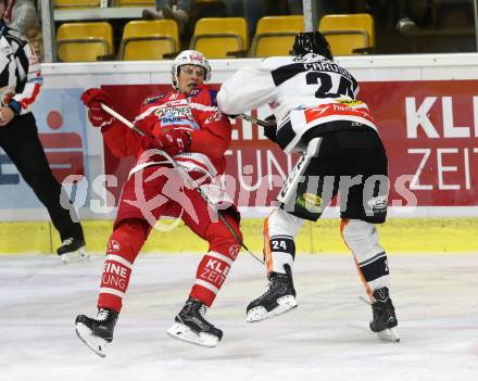 EBEL. Eishockey Bundesliga. KAC gegen 	Dornbirn Bulldogs. Marco Richter, (KAC), Michael Caruso (Dornbirn). Klagenfurt, am 20.10.2017.
Foto: Kuess

---
pressefotos, pressefotografie, kuess, qs, qspictures, sport, bild, bilder, bilddatenbank