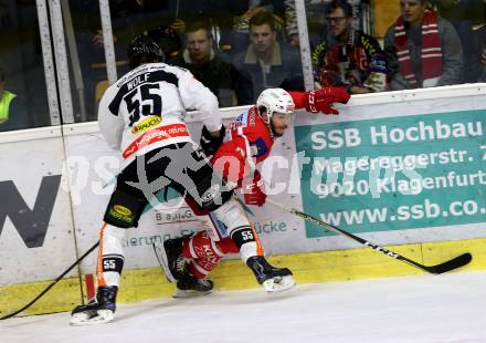 EBEL. Eishockey Bundesliga. KAC gegen 	Dornbirn Bulldogs. Kevin Schettina, (KAC), Raphael Wolf (Dornbirn). Klagenfurt, am 20.10.2017.
Foto: Kuess

---
pressefotos, pressefotografie, kuess, qs, qspictures, sport, bild, bilder, bilddatenbank