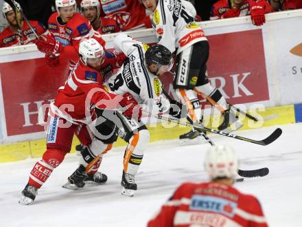 EBEL. Eishockey Bundesliga. KAC gegen 	Dornbirn Bulldogs. Kevin Schettina,  (KAC), James Arniel (Dornbirn). Klagenfurt, am 20.10.2017.
Foto: Kuess

---
pressefotos, pressefotografie, kuess, qs, qspictures, sport, bild, bilder, bilddatenbank