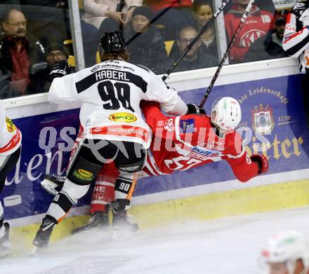 EBEL. Eishockey Bundesliga. KAC gegen 	Dornbirn Bulldogs. Christoph Duller, (KAC), Dominic Haberl (Dornbirn). Klagenfurt, am 20.10.2017.
Foto: Kuess

---
pressefotos, pressefotografie, kuess, qs, qspictures, sport, bild, bilder, bilddatenbank